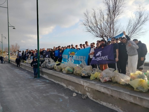 TORTORA (CS), 120 VOLONTARI SUL LUNGOMARE SIRIMARCO: 300 kg di rifiuti rimossi in un pomeriggio di comunit&agrave;