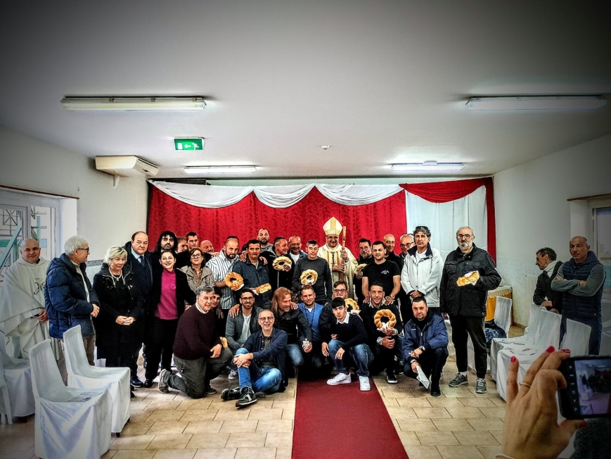 IL VESCOVO MONSIGNOR STEFANO REGA PER IL GIOVEDI' SANTO AL CENTRO ACCOGLIENZA "L'ULIVO"